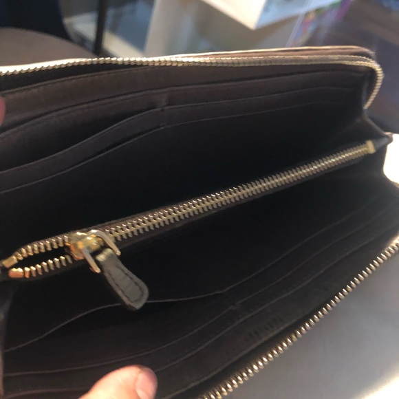 Authentic Miu Miu Wallet - Picture 7 of 16